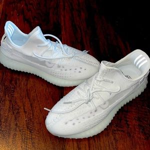 BN unisex Yeezy sneakers W7/M9